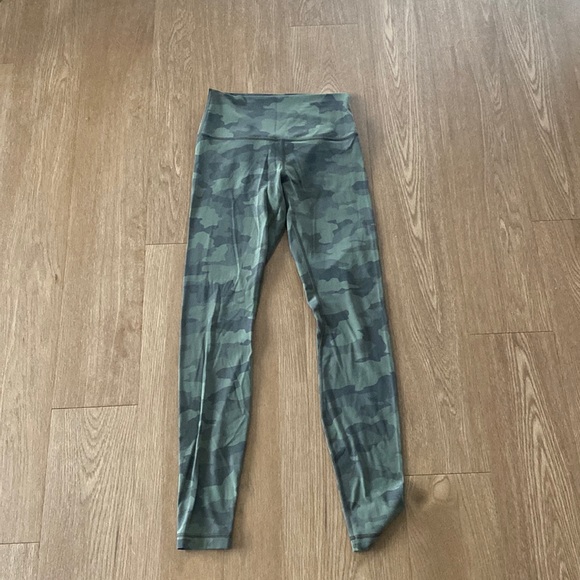 Size 6 Women’s Lululemon Legging - Picture 1 of 3